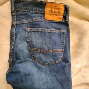 Woman's levis Jeans